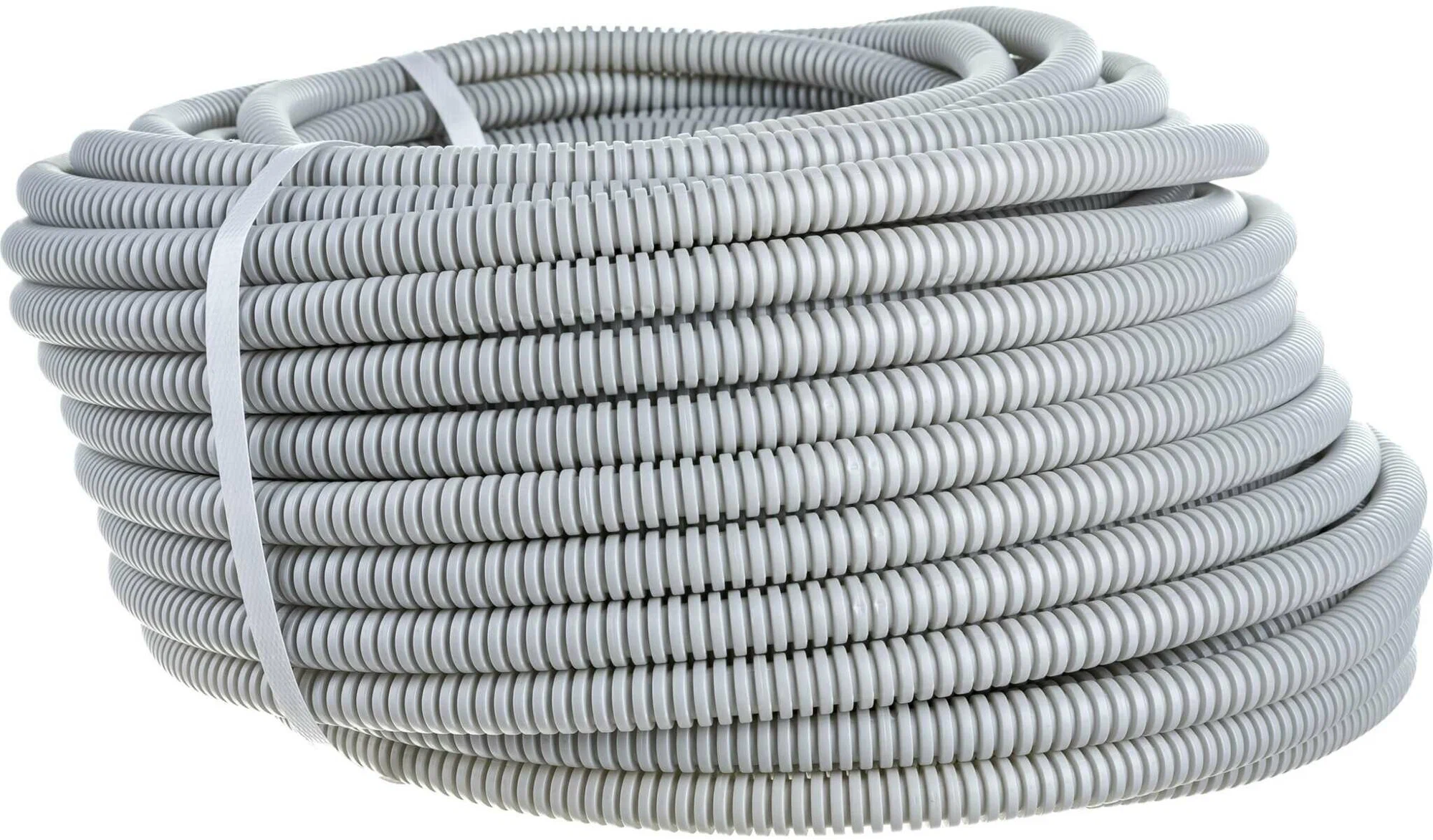 Серый гофрированный шланг, скрученный в рулон. Электрическая гофра для проводки.