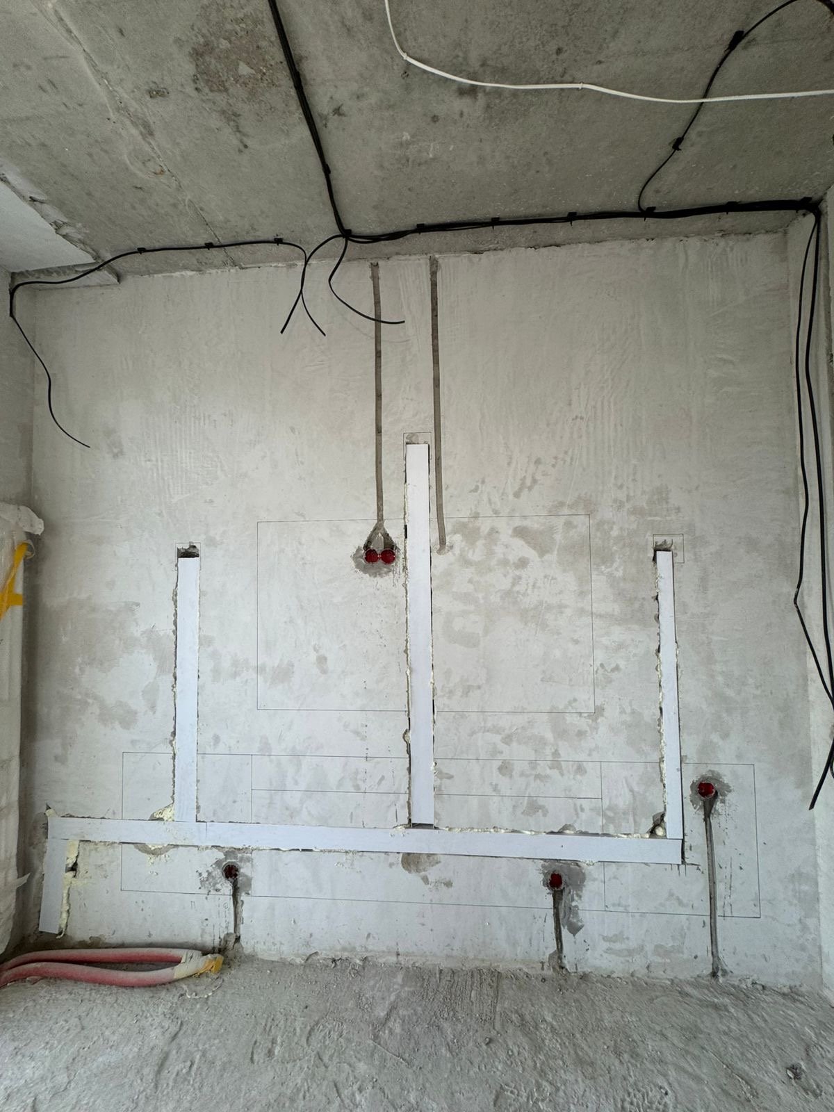 Электромонтажные работы: проложены кабели и установлены монтажные коробки в стене.