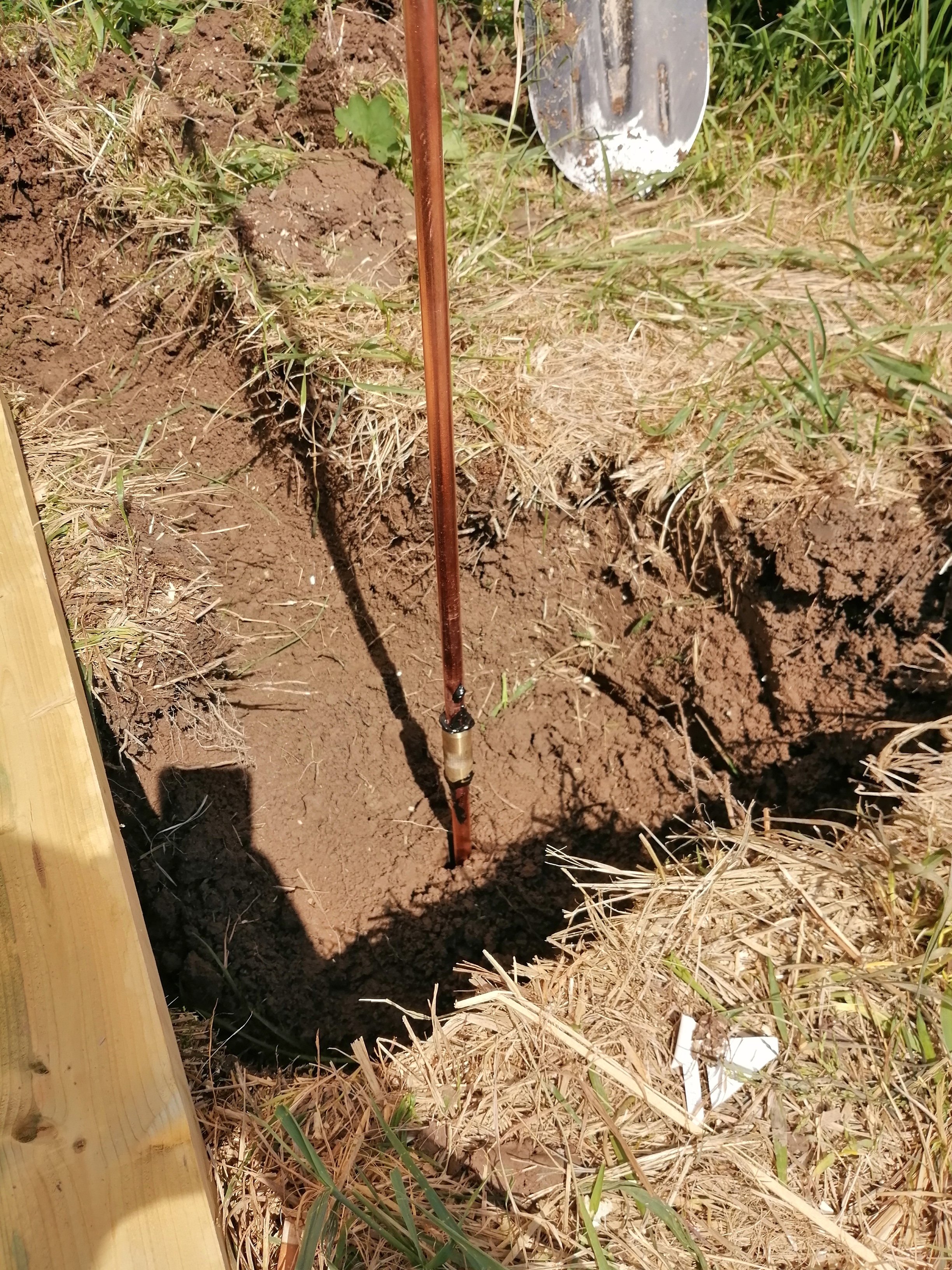 Медный заземлитель в земле. Установка контура заземления в частном доме.